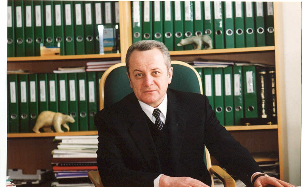 Губернатор Сахалинской области И.П. Фархутдинов в рабочем кабинете.