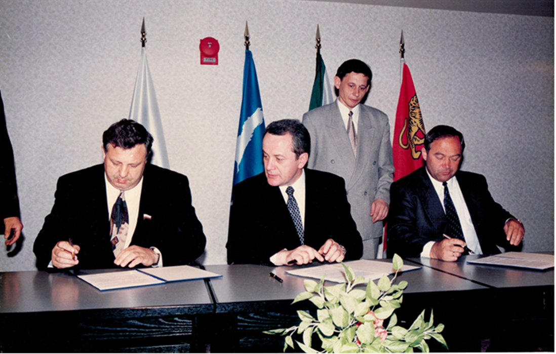 Подписание Соглашения "О развитии экономического сотрудничества" между Сахалинской областью, Хабаровским краем и Приморским краем. Губернатор Сахалинской области И.П. Фархутдинов (в центре), губернатор Хабаровского края В.И. Ишаев (слева), губернатор Приморского края Е.И. Наздратенко (справа) 30 июня 1997 года, г. Южно-Сахалинск.