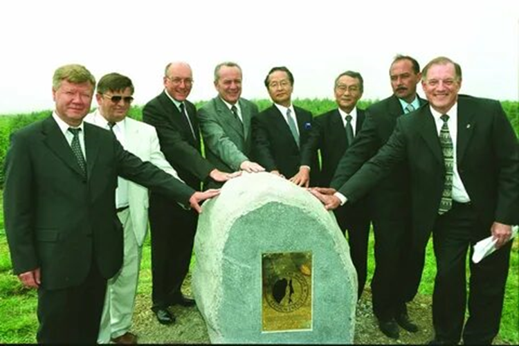 Открытие памятного знака на месте будущего строительства завода по производству сжиженного природного газа. 17 июля 2001 г. Пос. Пригородное Корсаковского городского округа Сахалинской области.