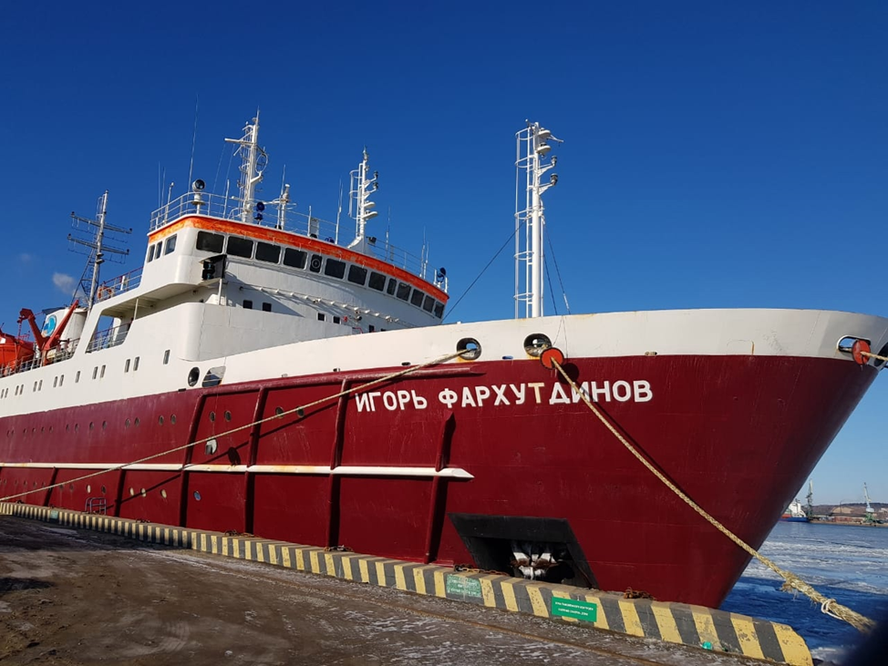 Теплоход "Игорь Фархутдинов".